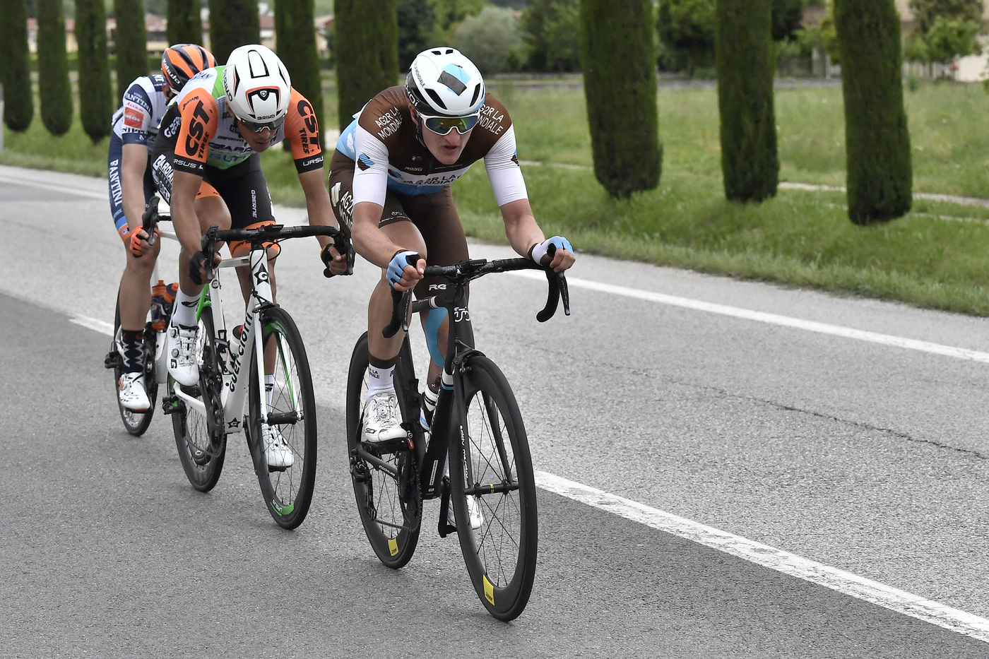 giro italia bicicletta in mezzo alla strada