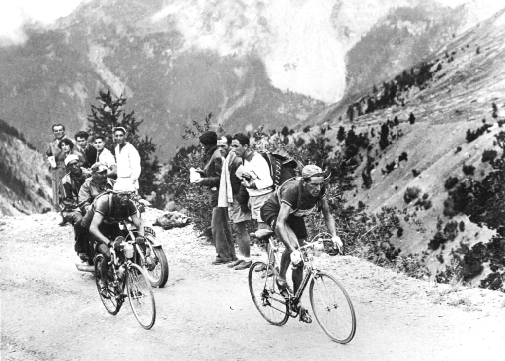 Fausto Coppi e Gino Bartali, chi ha dato la borraccia all'altro? Nella