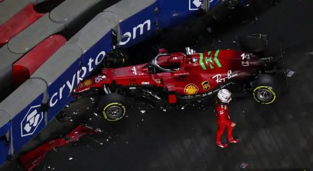 video charles leclerc incidente impatto spaventoso a 300 km h ferrari distrutta a jeddah oa sport