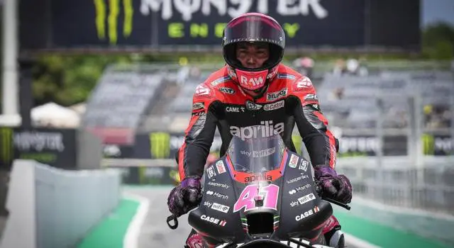 VIDEO MotoGP, Aleix Espargarò festeggia un giro prima della fine! Da 2° a 5°: errore clamoroso a Barcellona