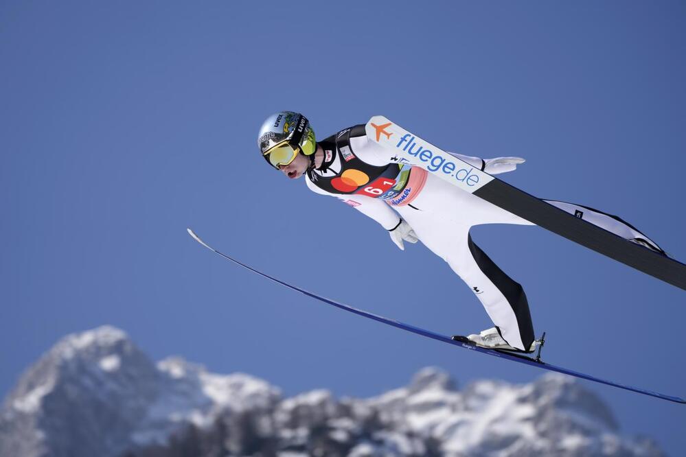 Salto con gli sci, Lanisek in testa nelle qualificazioni di Engelberg. Avanzano due italiani, squalificato Insam