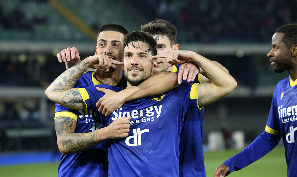 L'esultanza del Verona dopo il gol di Simone Verdi