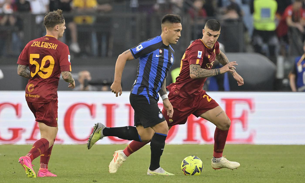 Lautaro Martinez contro Gianluca Mancini in Roma - Inter Serie A 2022-23