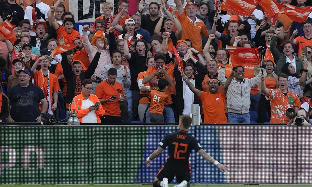 stadio di Rotterdam - Lang dell'Olanda esulta sotto i tifosi