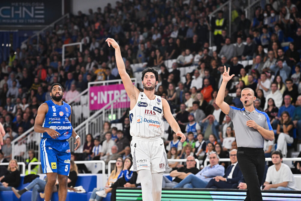 Basket, Brescia cade in casa contro Trento: primo ko stagionale in Serie A. Tortona espugna Sassari