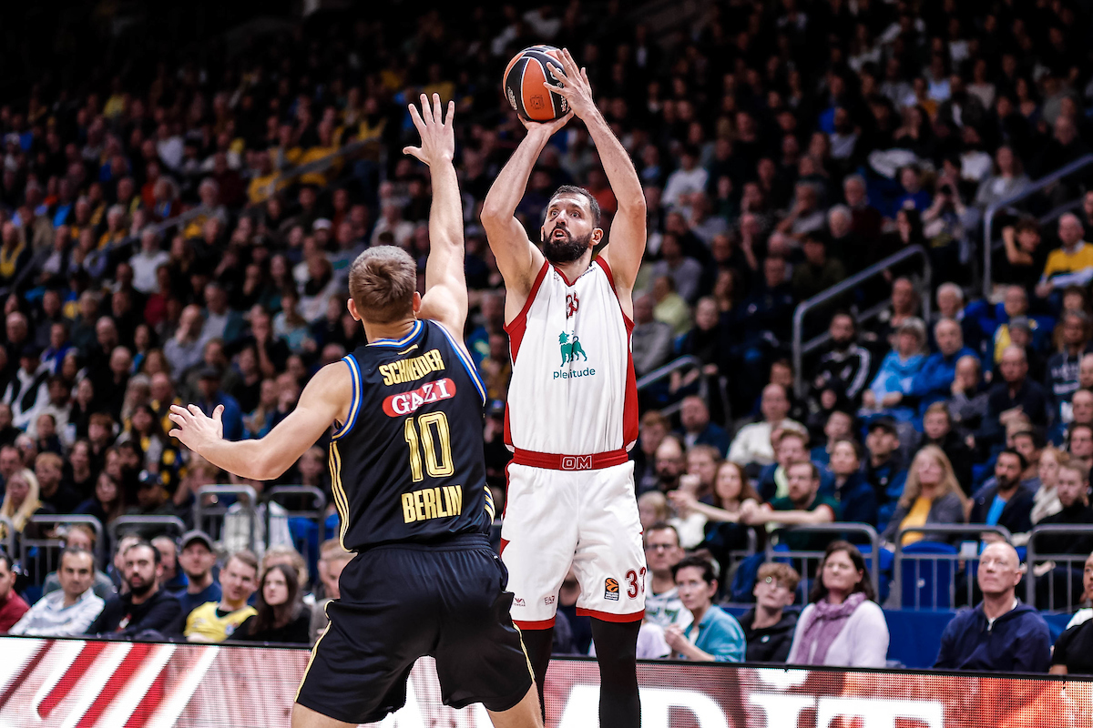 Basket, l’Olimpia Milano cede all’Alba Berlino in Eurolega nel finale. Non bastano i 30 punti di Mirotic ed i 25 di Shields
