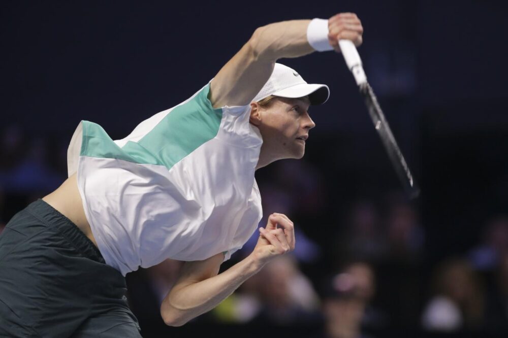Jannik Sinner spiega il ritiro a Parigi-Bercy: “Meno di 12 ore per riposarmi, ATP Finals e Coppa Davis importantissime”