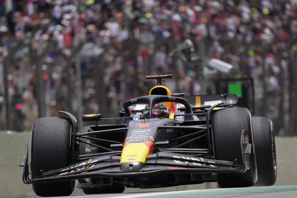 F1, Verstappen anticipa la pioggia e si prende la pole in Brasile. 2° Leclerc, sorpresa Aston Martin