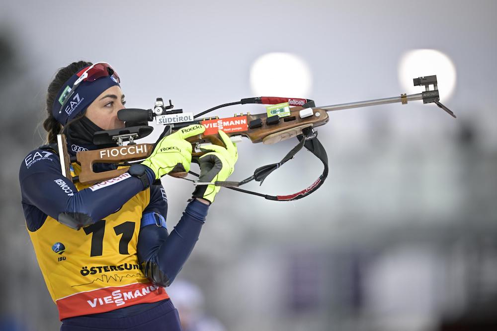 Biathlon, Lisa Vittozzi condizionata dalla salute a Oestersund. Azzurri con problemi al poligono