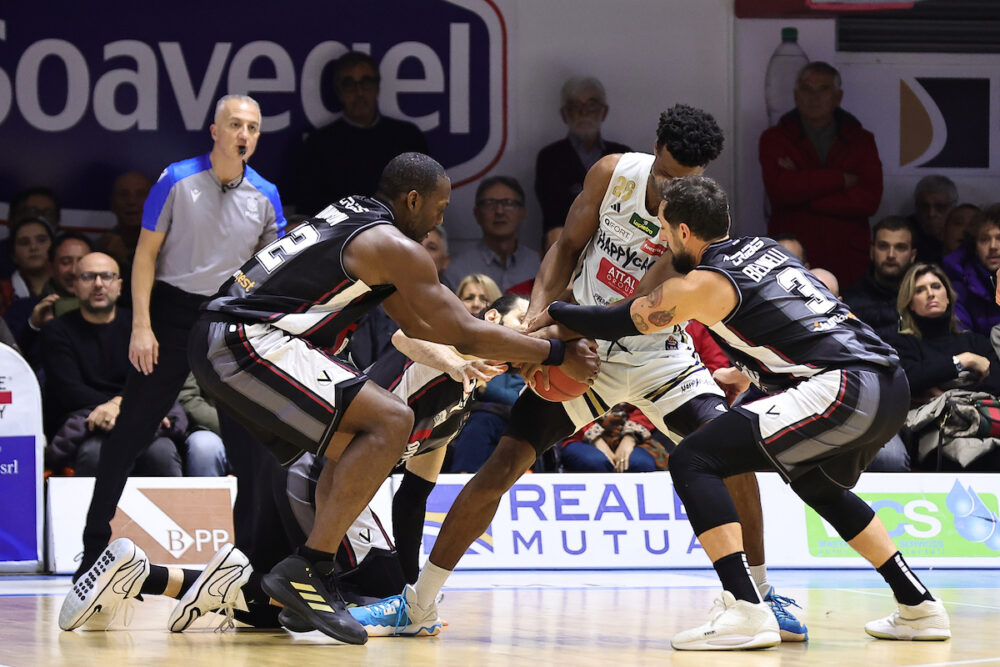 BRYANT DUNSTON, JORDAN BAYEHE, MARCO BELINELLI