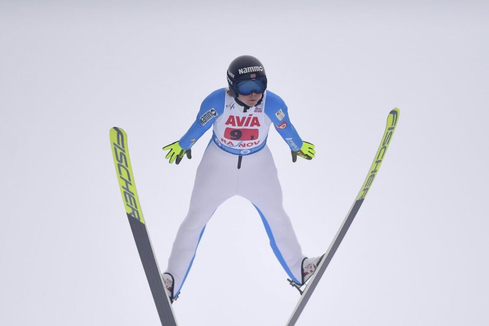 Salto con gli sci, Maren Lundby annuncia il ritiro. La norvegese dice stop a 29 anni con un palmares impressionante