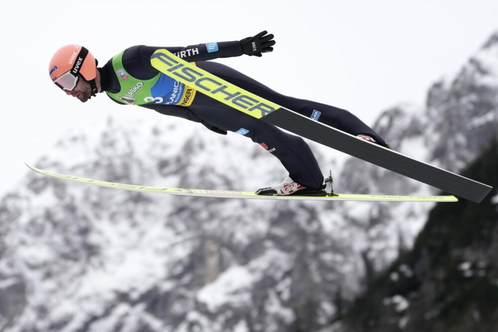 Salto con gli sci, Paschke sorprende i big e vince gara-1 a Engelberg. Molto bene Bresadola