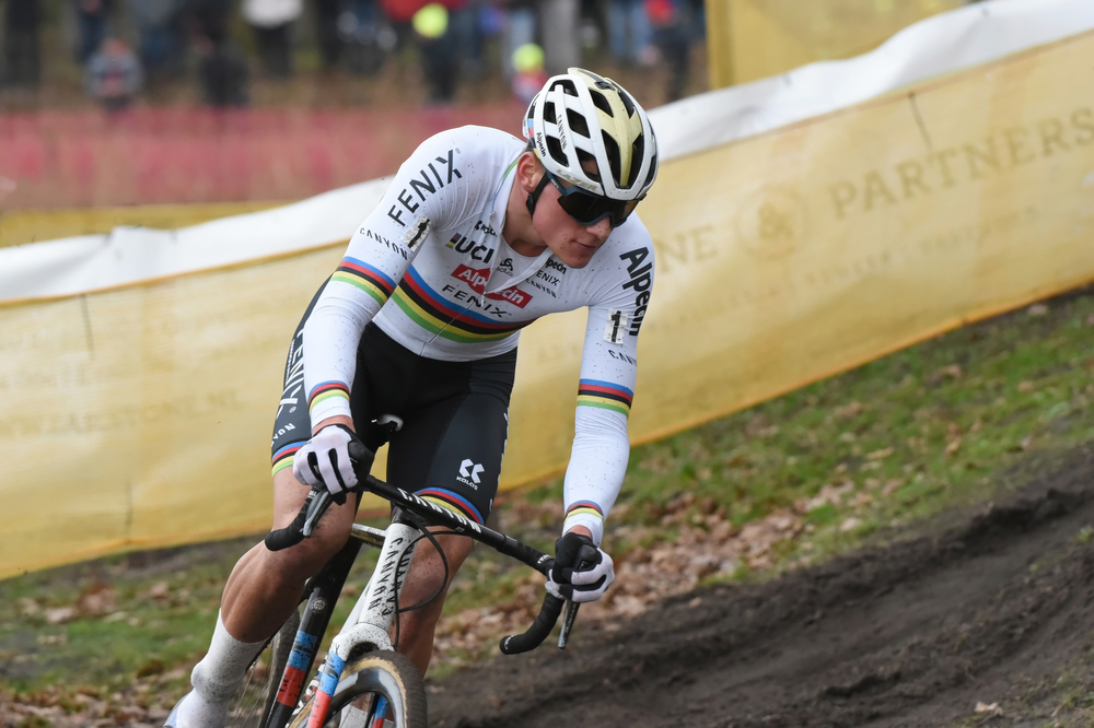 Mathieu van der Poel vince i Mondiali ciclocross: “Mi sono tolto un peso. Mi sto spostando su strada e mountain bike”