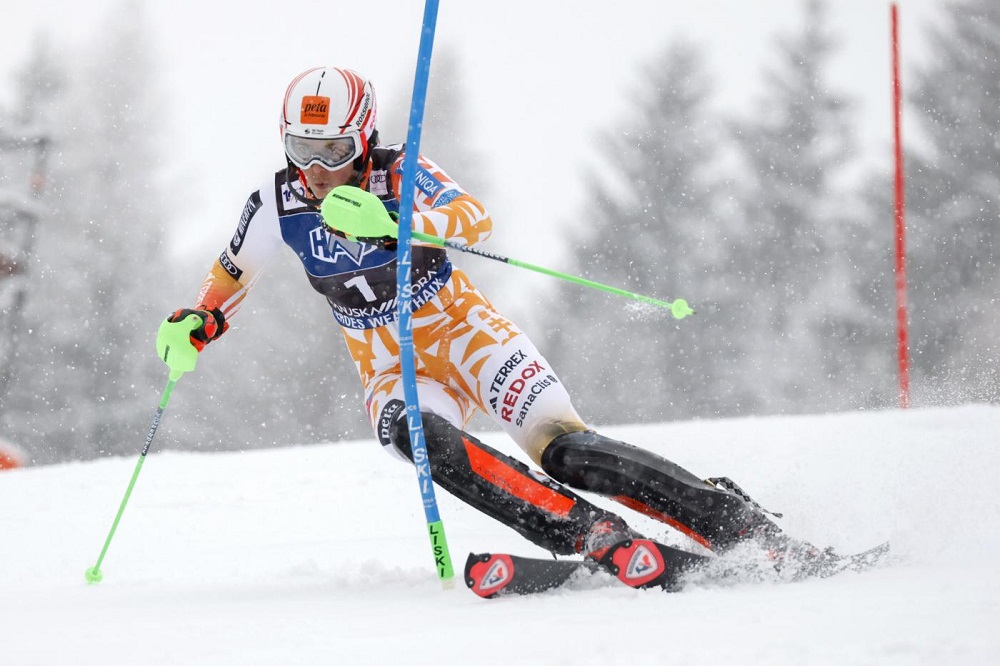 Sci alpino, Petra Vlhova sfrutta l’inforcata di Shiffrin e vince a Kranjska Gora: scavalcata Brignone in classifica