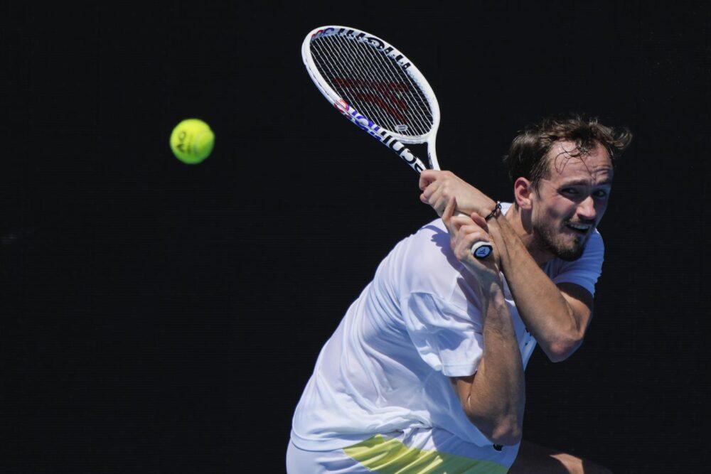 Australian Open, Daniil Medvedev approda al secondo turno: il russo perde un set, Atmane si ritira