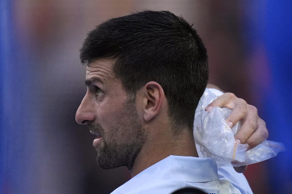 Nuova interruzione in Sinner-Djokovic. Cos’è successo alla fine del terzo set: punteggio e minuti della sosta