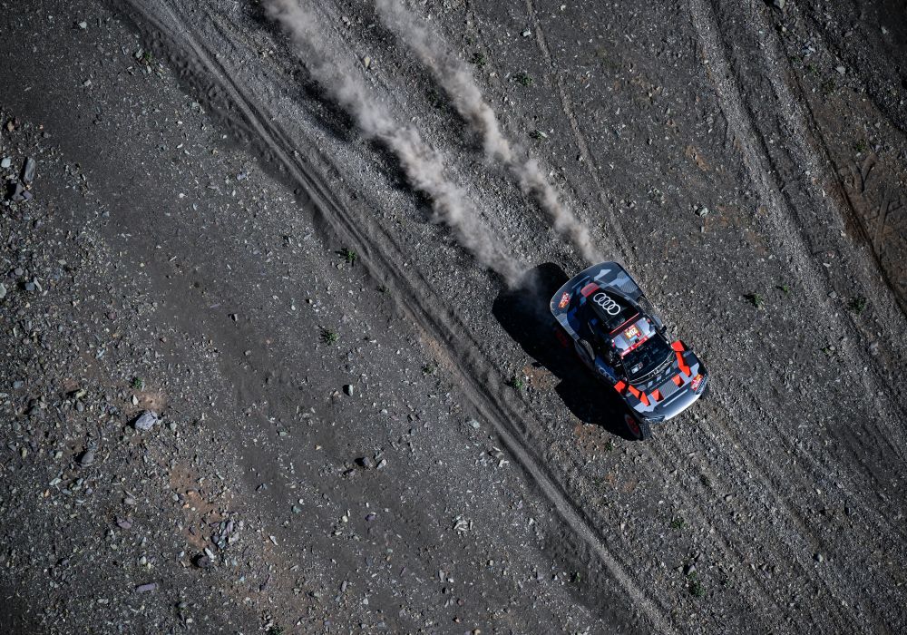 Carlos Sainz vince la Dakar 2024! Quarto titolo in carriera tra le auto per lo spagnolo, è festa Audi