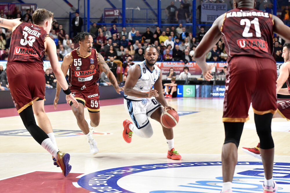 Basket, Reggio Emilia si aggiudica il derby emiliano contro la Virtus Bologna in Serie A. Colpo esterno di Napoli contro la Reyer Venezia