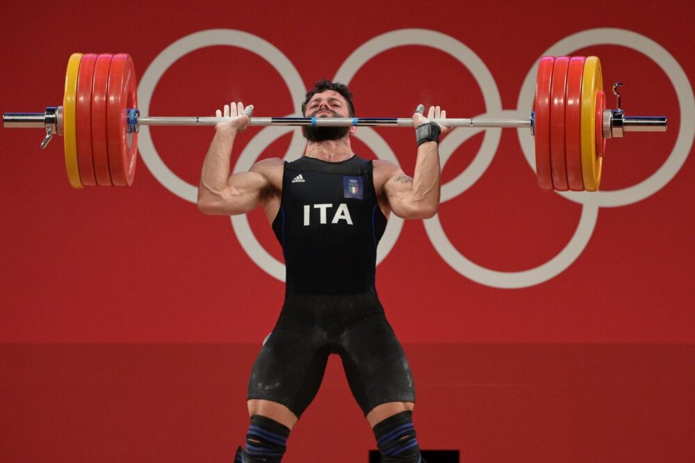 Sollevamento pesi, Pizzolato avrà un avversario in meno alle Olimpiadi: non ci sarà un cinese candidato all’oro