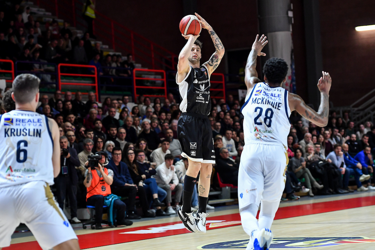Basket, la Bertram Tortona piega Sassari nell’anticipo di Serie A