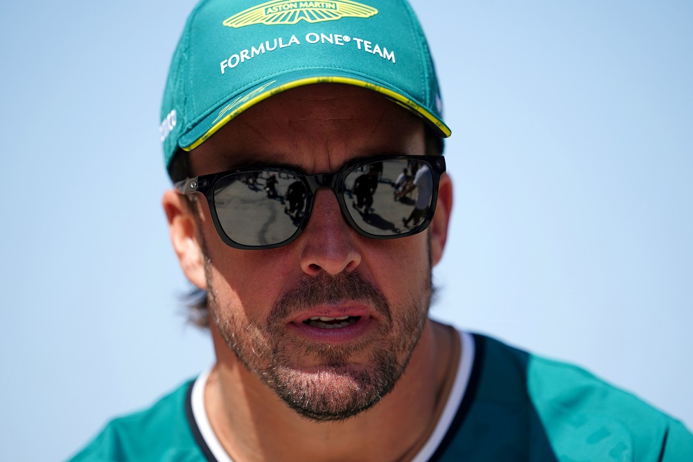 Fernando Alonso stuzzica la Ferrari: “Newey in Aston Martin? Pensavo fosse già a Maranello”