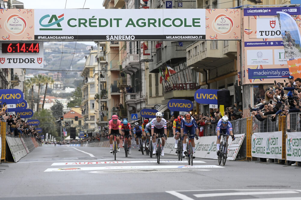 Ciclismo, è la Milano-Sanremo più veloce di sempre: battuto il record di Bugno del 1990