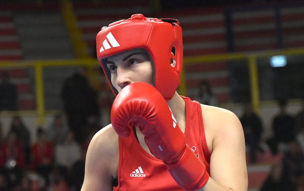 Boxe: Angela Carini resta sul ring 46 secondi, poi lascia il combattimento contro Imane Khelif