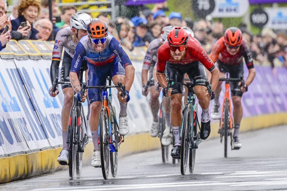 Ciclismo, Michael Matthews vince il GP de Québec. Volata lunghissima, Pogacar settimo