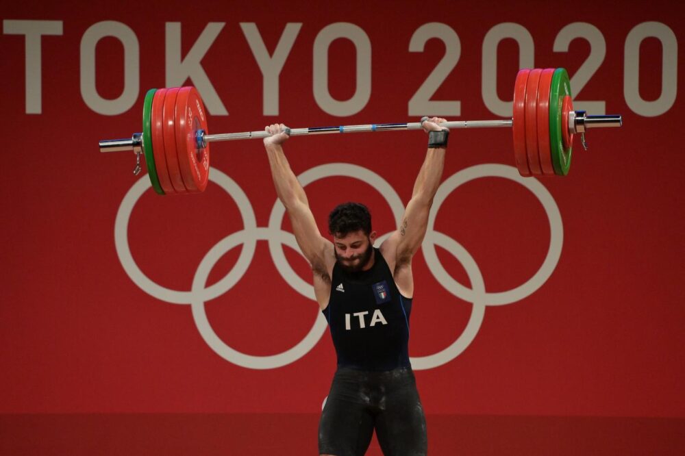Sollevamento pesi, gli italiani qualificati per le Olimpiadi di Parigi 2024. Ma occhio alle riallocazioni…