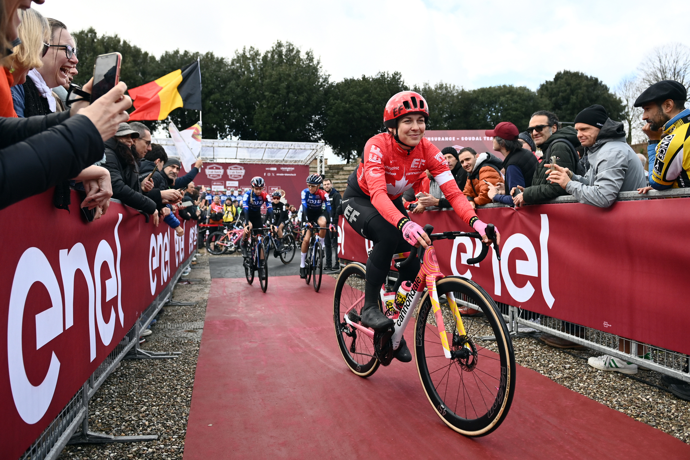 La Vuelta Femenina 2024: Alison Jackson vince in volata la seconda tappa, sesta Vettorello. Vas nuova leader
