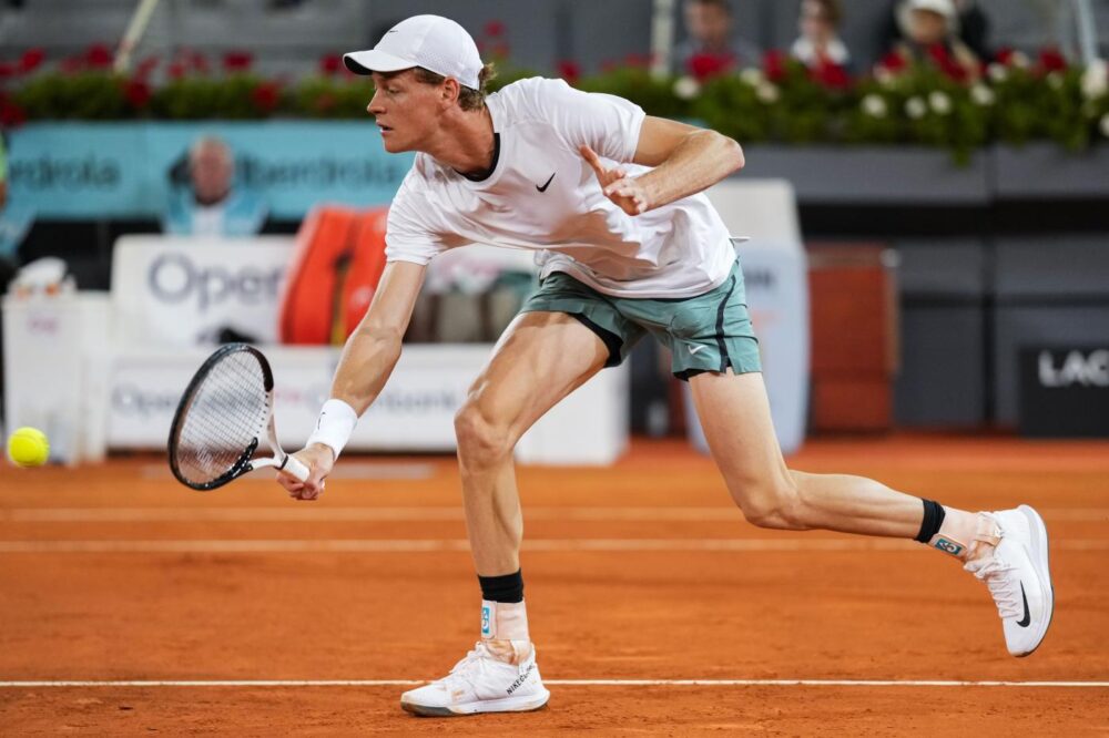Jannik Sinner torna ad allenarsi in campo a Montecarlo: test per il Roland Garros