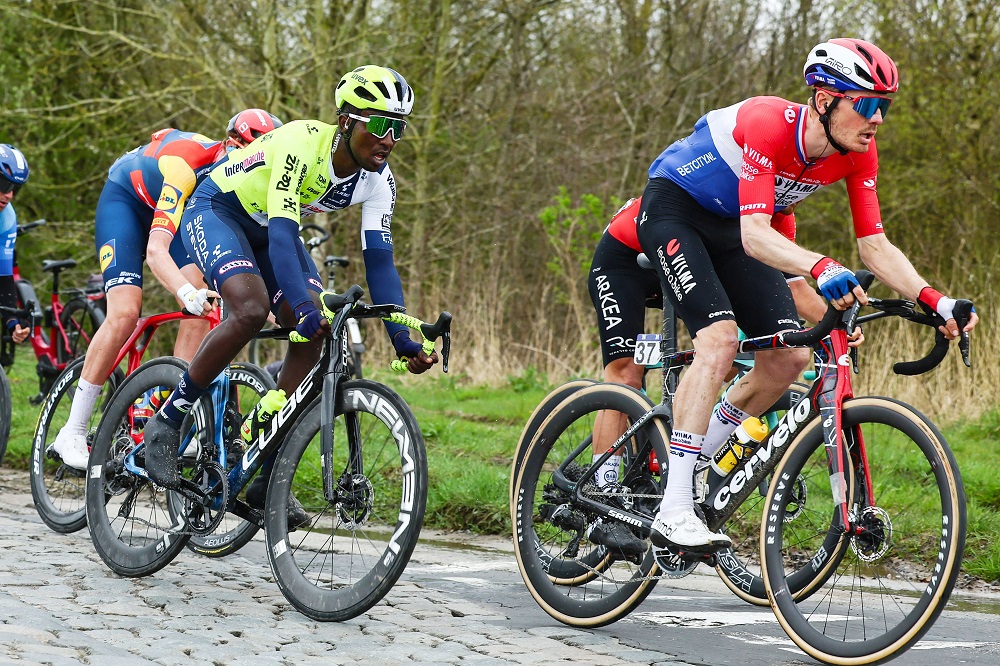 Parigi-Roubaix 2024, ritiro di Dylan van Baarle prima del via: la Visma perde un altro corridore importante