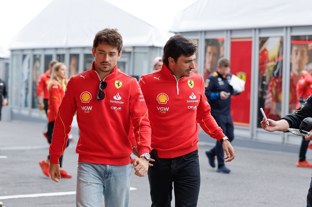 Polemica in Ferrari tra Sainz e Leclerc: lo spagnolo non le manda a dire
