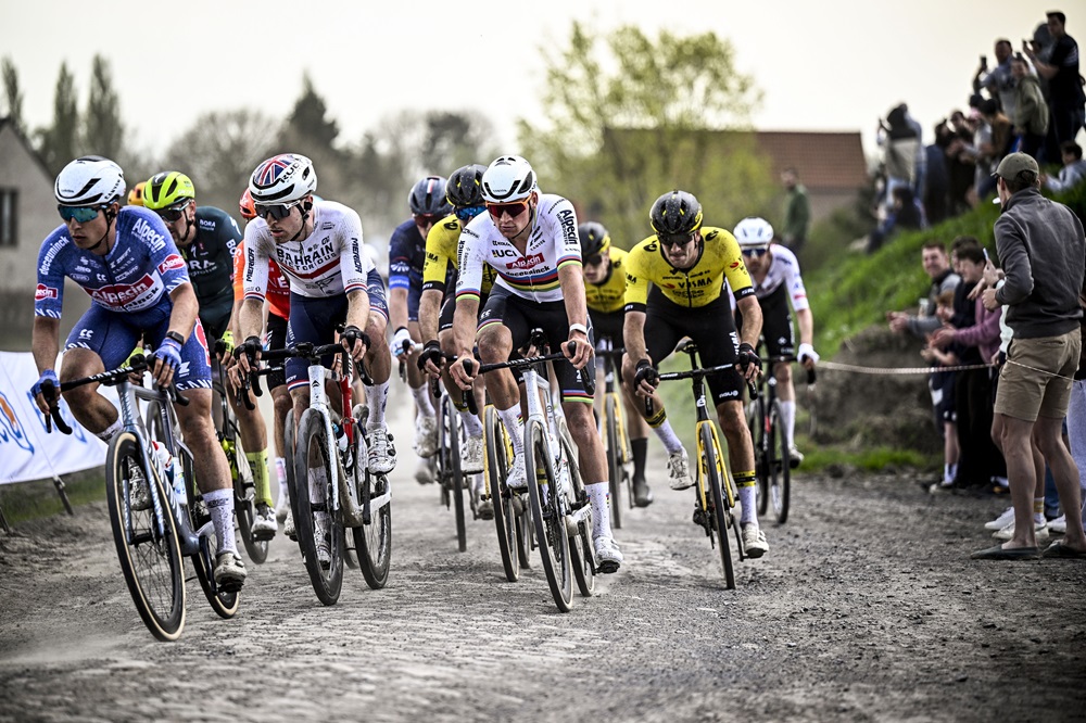 Ordine d’arrivo Parigi-Roubaix 2024: Mathieu van der Poel fa il vuoto, doppietta Alpecin con Philipsen