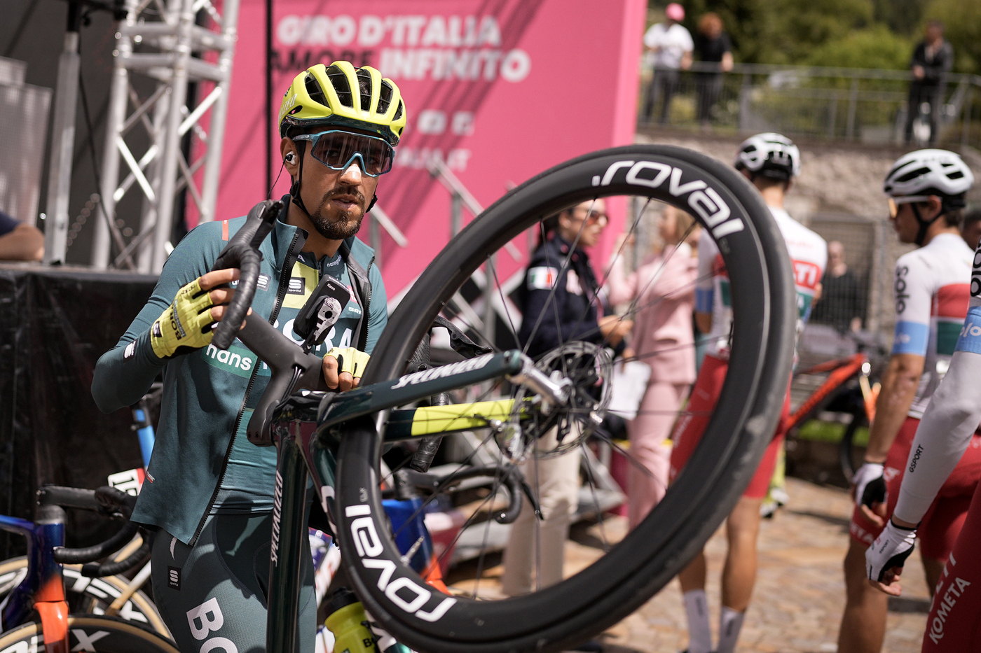 Giro d’Italia 2024, Dani Martinez: “Ringrazio Quintana che mi ha passato un gel”