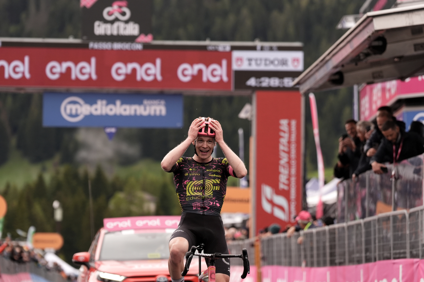 Giro d’Italia 2024, Steinhauser anticipa il gruppo sul Brocon. Pogacar stacca tutti, 3° un Tiberi rampante