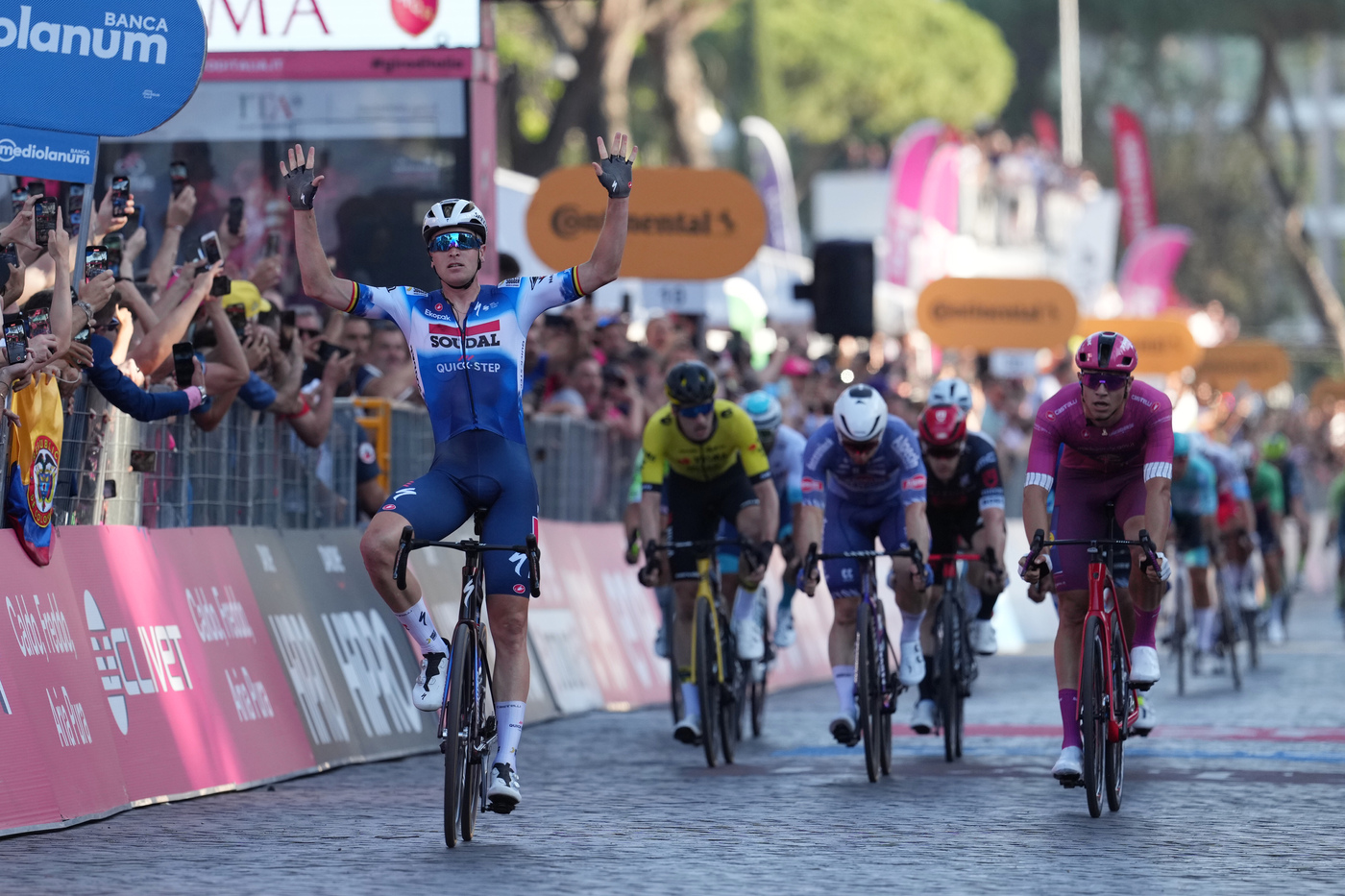 Giro d’Italia 2024, Milan sfiora la rimonta epica, Merlier fa tris. Pogacar in trionfo ai Fori Imperiali