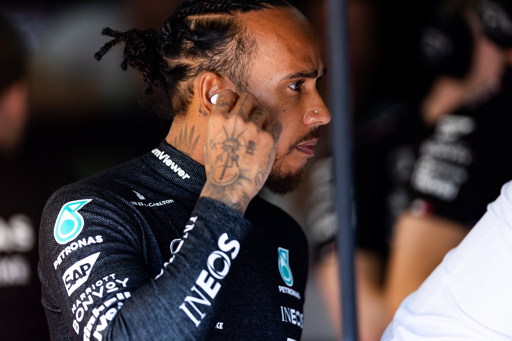 F1, Lewis Hamilton sabotato dalla Mercedes? I media britannici suggeriscono un addio anticipato al pilota