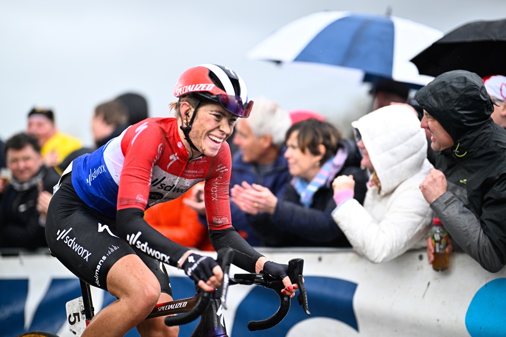 Giro di Svizzera femminile 2024: Demi Vollering si aggiudica l’ultima tappa e la classifica generale. Seconda Elisa Longo Borghini