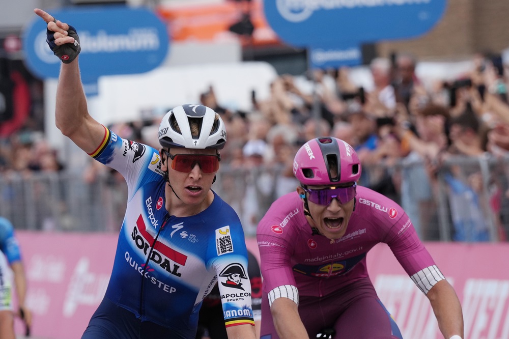 VIDEO Giro d’Italia 2024, l’arrivo della diciottesima tappa: Merlier batte Milan nella volata di Padova
