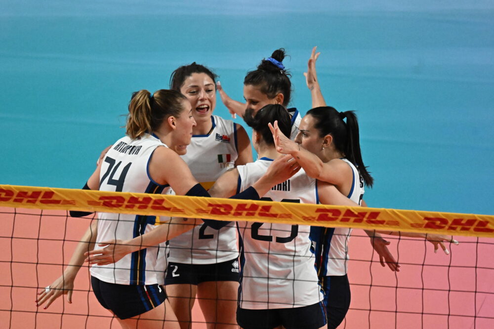 Volley femminile, l’Italia apre la stagione con una vittoria: 3-0 facile alla Svezia, buona la prima per Velasco