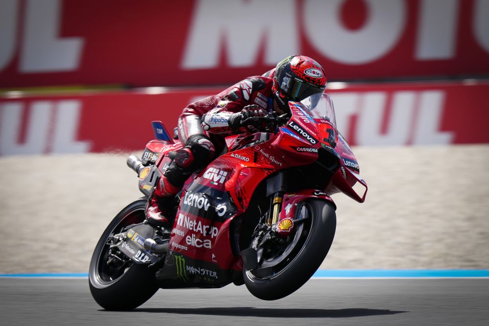 MotoGP, Bagnaia stacca di forza Martin e vince la Sprint Race ad Assen. Caduta per Marquez