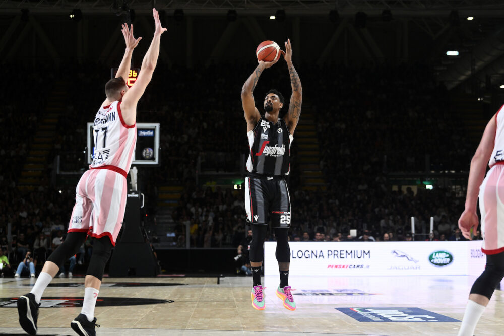 Basket, Olimpia Milano e Virtus Bologna arrivano al Forum in perfetta parità. Chi vince avrà il primo match point scudetto in gara 4