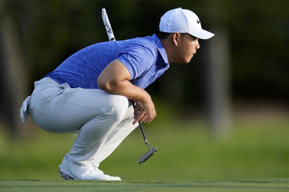 Golf, Tom Kim rimane in testa al giro di boa del Travelers Championship. Morikawa e Scheffler si avvicinano