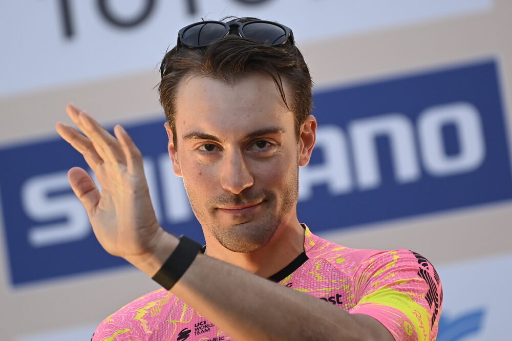 Tour de France, Bettiol celebra Carapaz: “Non siamo la UAE, questa maglia gialla per noi vuol dire tanto”