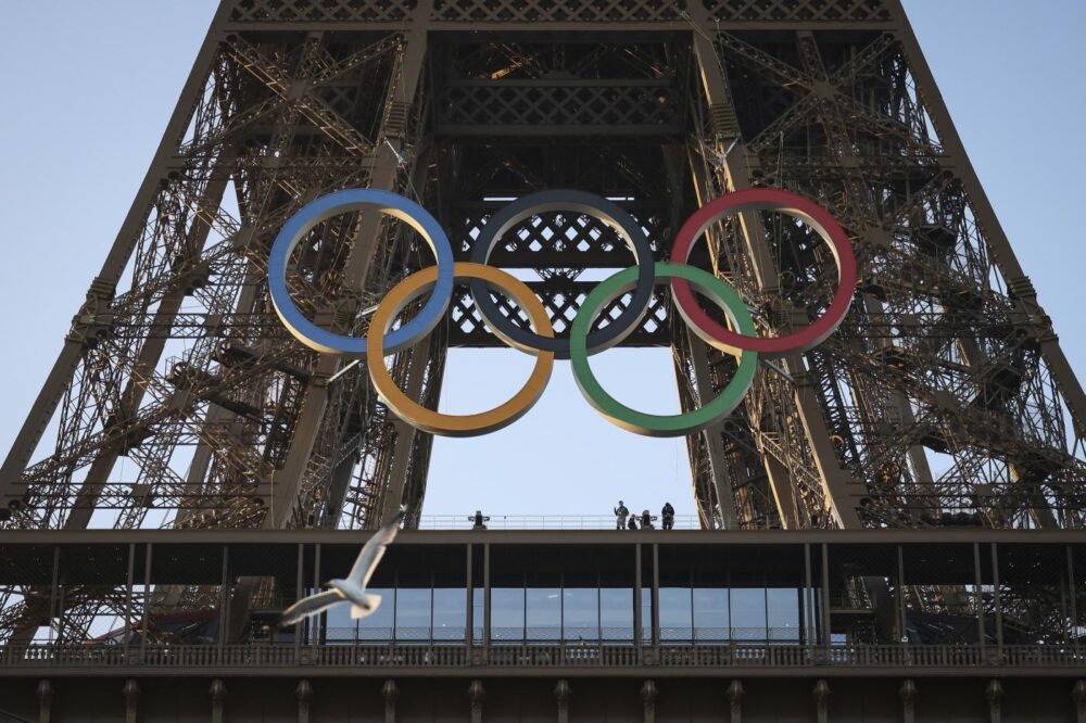 Olimpiadi Parigi 2024, la Federazione russa per protesta non manderà lottatori: “Parodia di competizione”