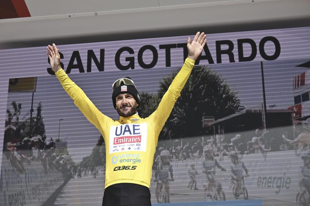 LIVE Giro di Svizzera 2024, tappa di oggi in DIRETTA: Adam Yates saluta la compagnia a quattro chilometri dalla fine