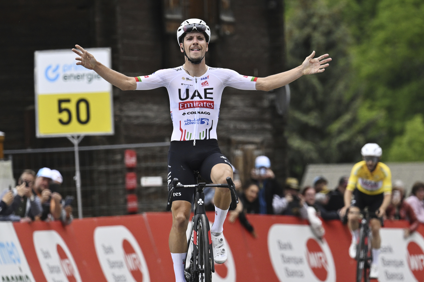 Giro di Svizzera 2024: la UAE Emirates si prende tutto. Cronometro a Joao Almeida, classifica ad Adam Yates