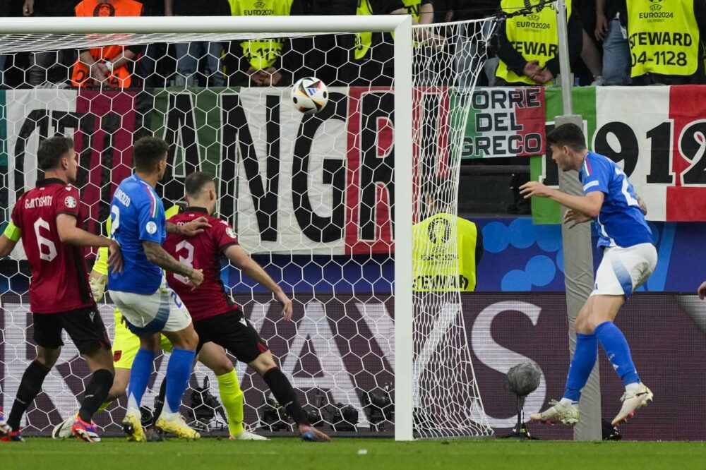 Calcio, l’Italia rimedia ad un avvio da incubo e supera in rimonta 2-1 l’Albania