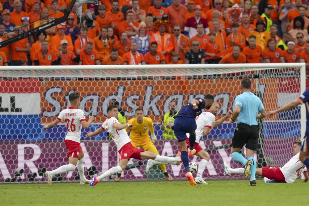 Calcio, gioia neerlandese agli Europei: Weghorst entra e stende la Polonia